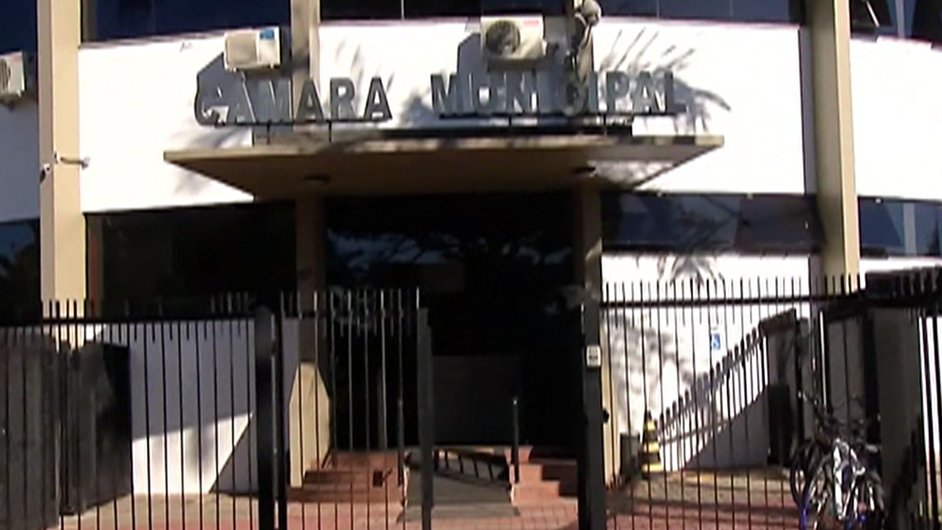 População critica projeto que  cria novos cargos e revisão salarial de  48,88% para servidores da Câmara de Arujá